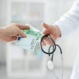 patient-geeft-geld-aan-arts